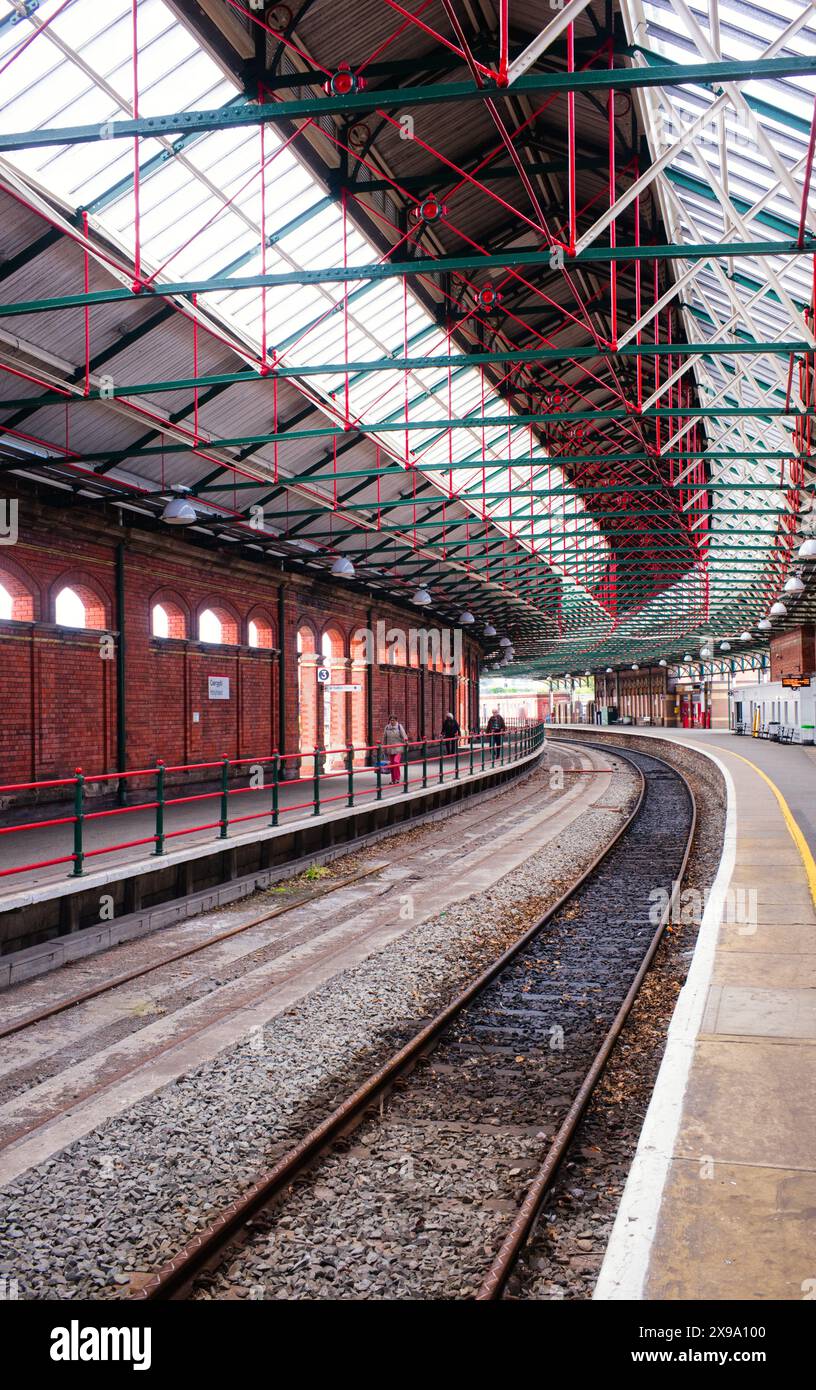 Caergybi oder Holyhead Bahnhof, Vordach und eingleisig Stockfoto