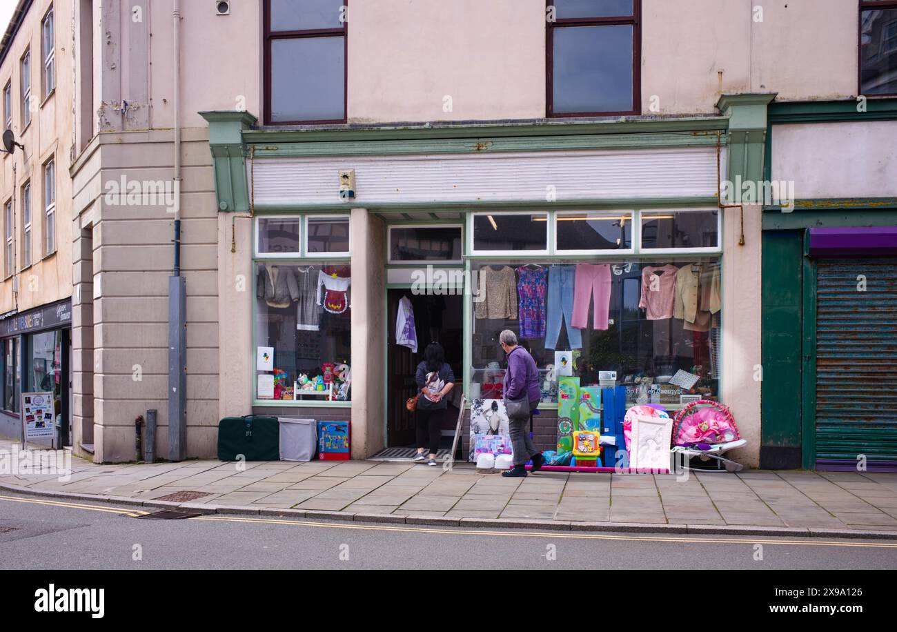 Wohltätigkeitsladen in Holyhead, Wales Stockfoto