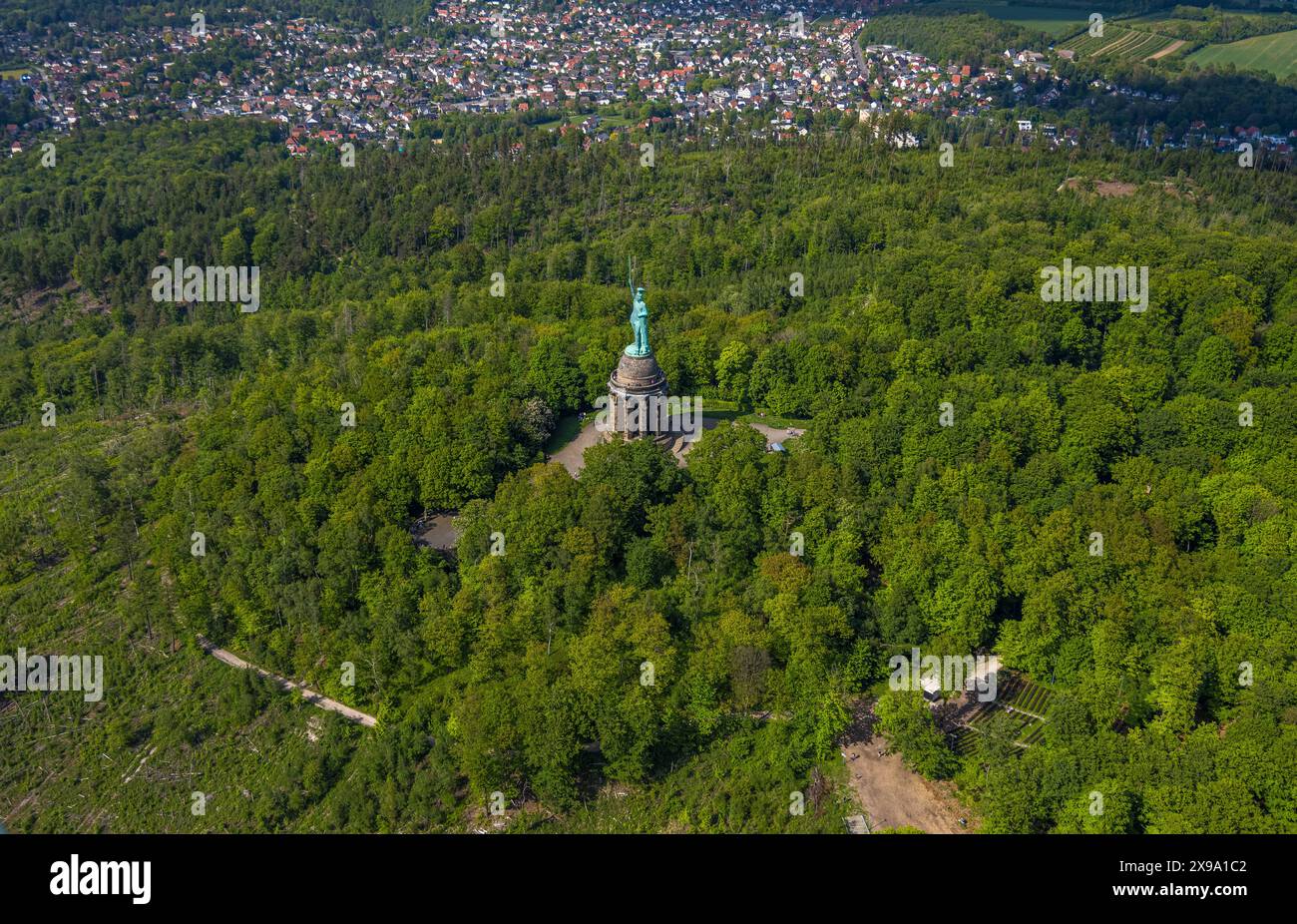 Luftbild, Hermannsdenkmal, kulturelle Statue des Cheruskerfürsten, nach Entwürfen von Ernst von Bandel, Blick auf Hiddesen, Teutoburger Wald, Hiddesen, Detmold, Ostwestfalen, Nordrhein-Westfalen, Deutschland ACHTUNGxMINDESTHONORARx60xEURO *** Luftaufnahme, Hermannsdenkmal, Kulturstatue des Cheruskischen Fürsten, entworfen von Ernst von Bandel, Blick auf Hiddesen, Teutoburger Wald, Hiddesen, Detmold, Ostwestfalen, Nordrhein-Westfalen, Deutschland ATTENTIONxMINDESTHONORARx60xEURO Stockfoto