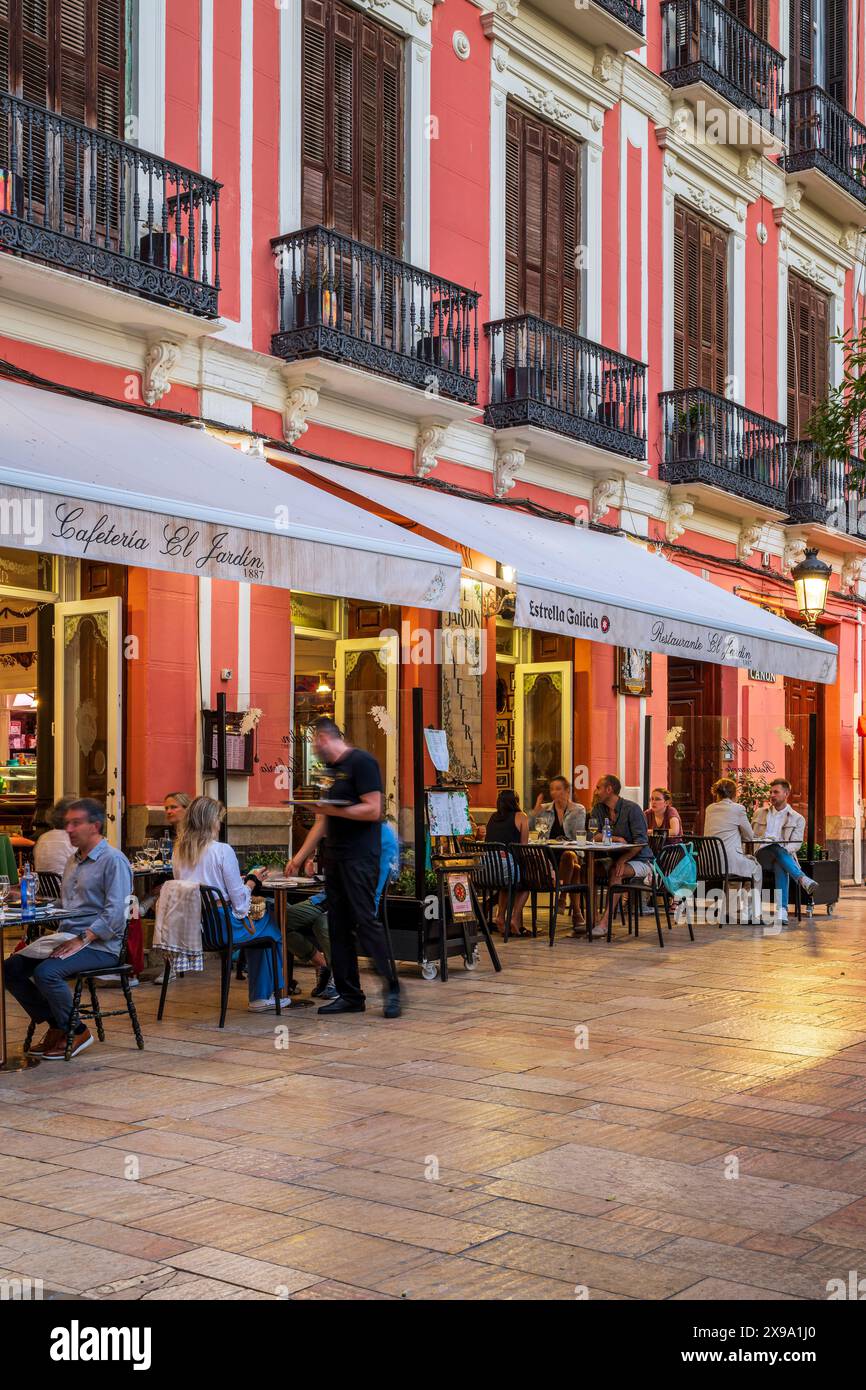 Café im Freien in der Altstadt, Malaga, Andalusien, Spanien Stockfoto