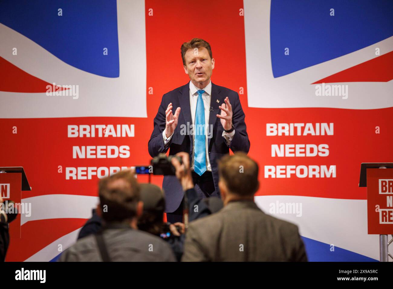 London, Großbritannien. 30. Mai 2024. RICHARD TICE Ehrenpräsident von Reform UK NIGEL FARAGE und Reform UK Leader RICHARD TICE bei einer Pressekonferenz in der Glaziers Hall zur Ankündigung der Reform PartyÕs neue Einwanderungspolitik Credit: Mark Thomas/Alamy Live News Stockfoto