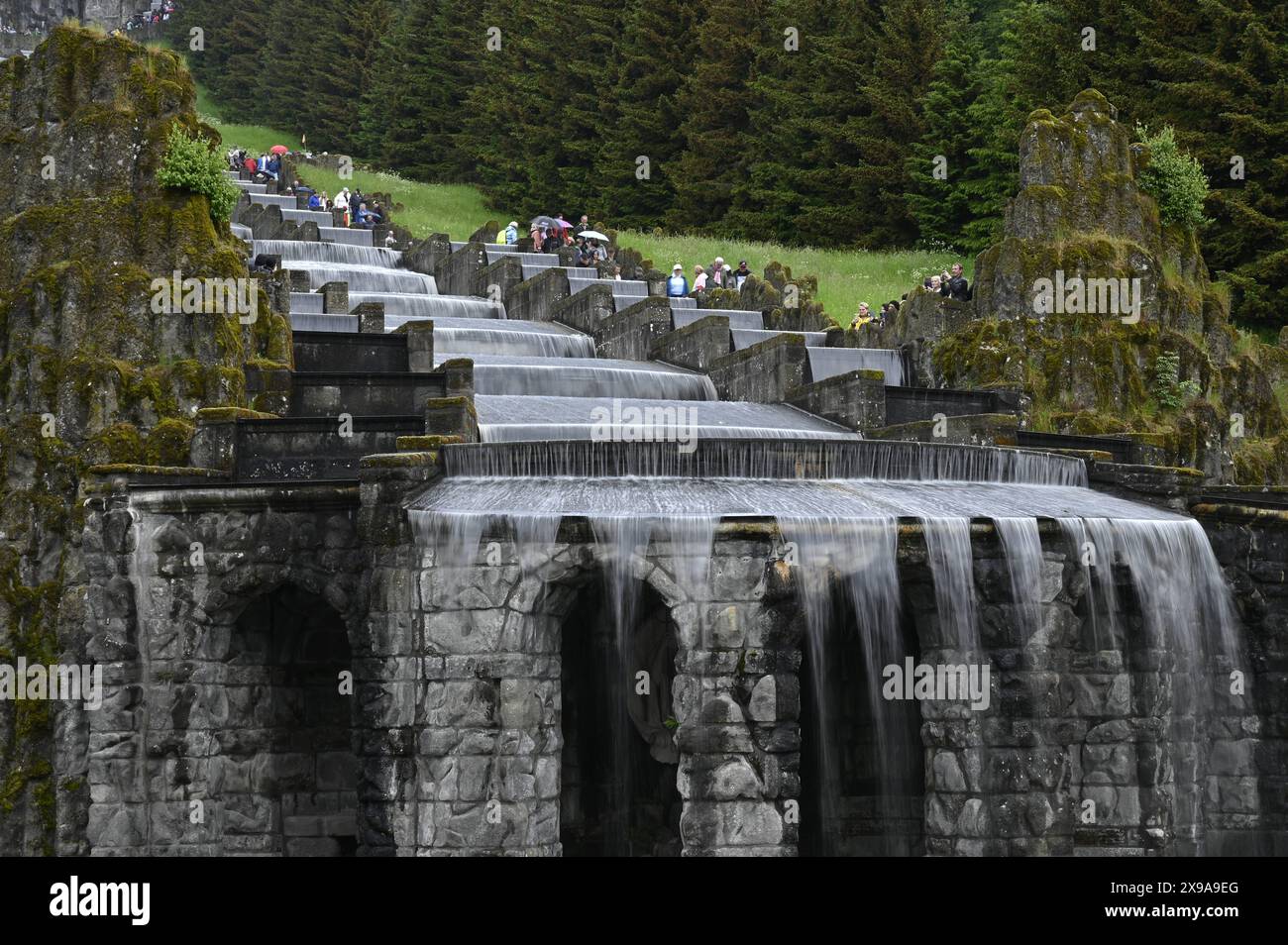 Wasserspiele an den Kaskaden unterhalb des Herkules-Denkmals im UNESCO-Welterbe Bergpark Wilhelmshöhe in Kassel Foto vom 19.05.2024. NUR REDAKTIONELLE VERWENDUNG *** Wasserspiele an den Kaskaden unterhalb des Herkules-Denkmals im UNESCO-Weltkulturerbe Bergpark Wilhelmshöhe in Kassel Foto am 19 05 2024 REDAKTIONELLE NUTZUNG Copyright: epd-bild/HeikexLyding _DSC3661 Stockfoto