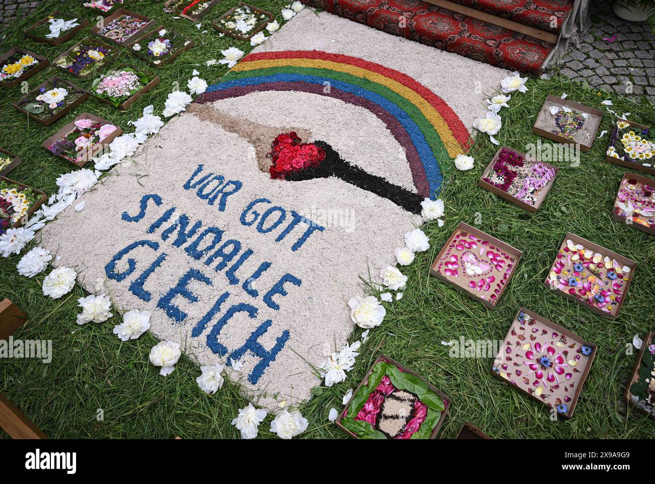 Rottenburg Kreis Tübingen 30.05.2024 der Blumenteppich mit Regenbogen und Herz, vor Gott sind alle gleich, bei der Fronleichnamsprozession 2024 vor der Pfarrkirche Sankt Moriz. *** Rottenburg Kreis Tübingen 30 05 2024 der Blumenteppich mit Regenbogen und Herz, alle sind vor Gott gleich, bei der Fronleichnamsprozession 2024 vor der Pfarrkirche St. Moriz Stockfoto
