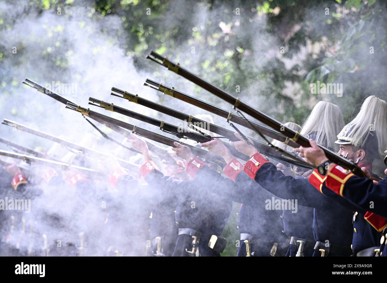 Rottenburg Kreis Tübingen 30.05.2024 die Infanterie der Büergerwache Rottenburg mit Salutschuessen zwischen der Kirche St. Moriz und dem Neckar bei der Fronleichnamsprozession 2024 *** Rottenburger Kreis Tübingen 30 05 2024 die Infanterie der Rottenburger Zivilwache mit Salutsgrüßen zwischen der Kirche St. Moriz und dem Neckar während der Zeit Fronleichnamsprozession 2024 Stockfoto