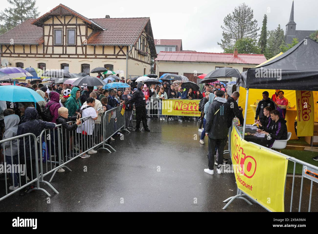 Blankenhain, Deutschland. 30. Mai 2024. Fußball: Nationalmannschaft, Vorbereitung auf die Heimeuropameisterschaft, Fankampagne in Blankenhain. Torhüter Manuel neuer (r) und Maximilian Beier signieren Autogramme während einer Fankampagne in einem Supermarkt. Quelle: Christian Charisius/dpa – WICHTIGER HINWEIS: gemäß den Vorschriften der DFL Deutscher Fußball-Liga und des DFB Deutscher Fußball-Bundes ist es verboten, im Stadion und/oder des Spiels aufgenommene Fotografien in Form von sequenziellen Bildern und/oder videoähnlichen Fotoserien zu verwenden oder zu nutzen./dpa/Alamy Live News Stockfoto