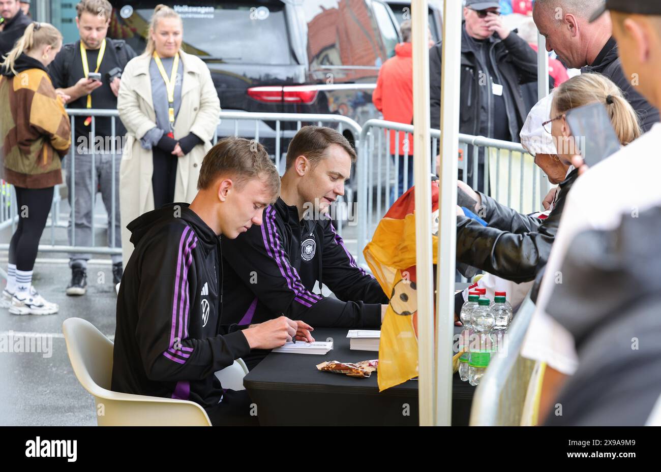 Blankenhain, Deutschland. 30. Mai 2024. Fußball: Nationalmannschaft, Vorbereitung auf die Heimeuropameisterschaft, Fankampagne in Blankenhain. Torhüter Manuel neuer und Maximilian Beier (l) unterzeichnen Autogramme während einer Fankampagne in einem Supermarkt. Quelle: Christian Charisius/dpa – WICHTIGER HINWEIS: gemäß den Vorschriften der DFL Deutscher Fußball-Liga und des DFB Deutscher Fußball-Bundes ist es verboten, im Stadion und/oder des Spiels aufgenommene Fotografien in Form von sequenziellen Bildern und/oder videoähnlichen Fotoserien zu verwenden oder zu nutzen./dpa/Alamy Live News Stockfoto