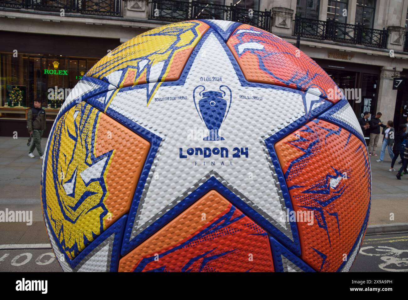 London, Großbritannien. 30. Mai 2024. Ein riesiger Fußball wird gezeigt, als das Champions League Festival die Regent Street vor dem Finale übernimmt. Borussia Dortmund trifft am 1. Juni im Wembley-Stadion auf Real Madrid. Quelle: Vuk Valcic/Alamy Live News Stockfoto