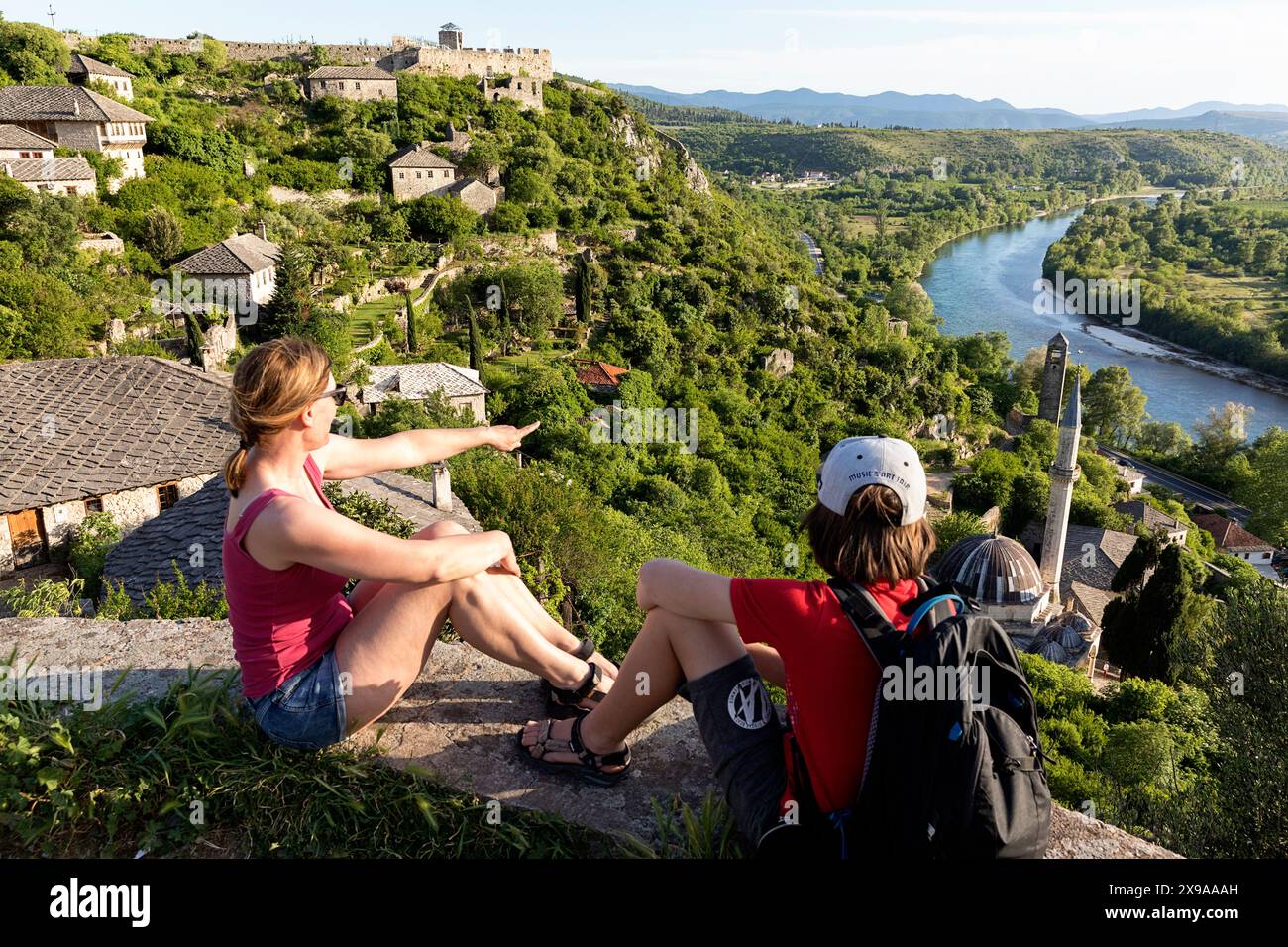 Ummauerte Stadt Pocitelj, befestigte historische Stadt am linken Ufer des Flusses Neretva, Mostar in Bosnien-Herzegowina, touristische Sehenswürdigkeiten Stockfoto