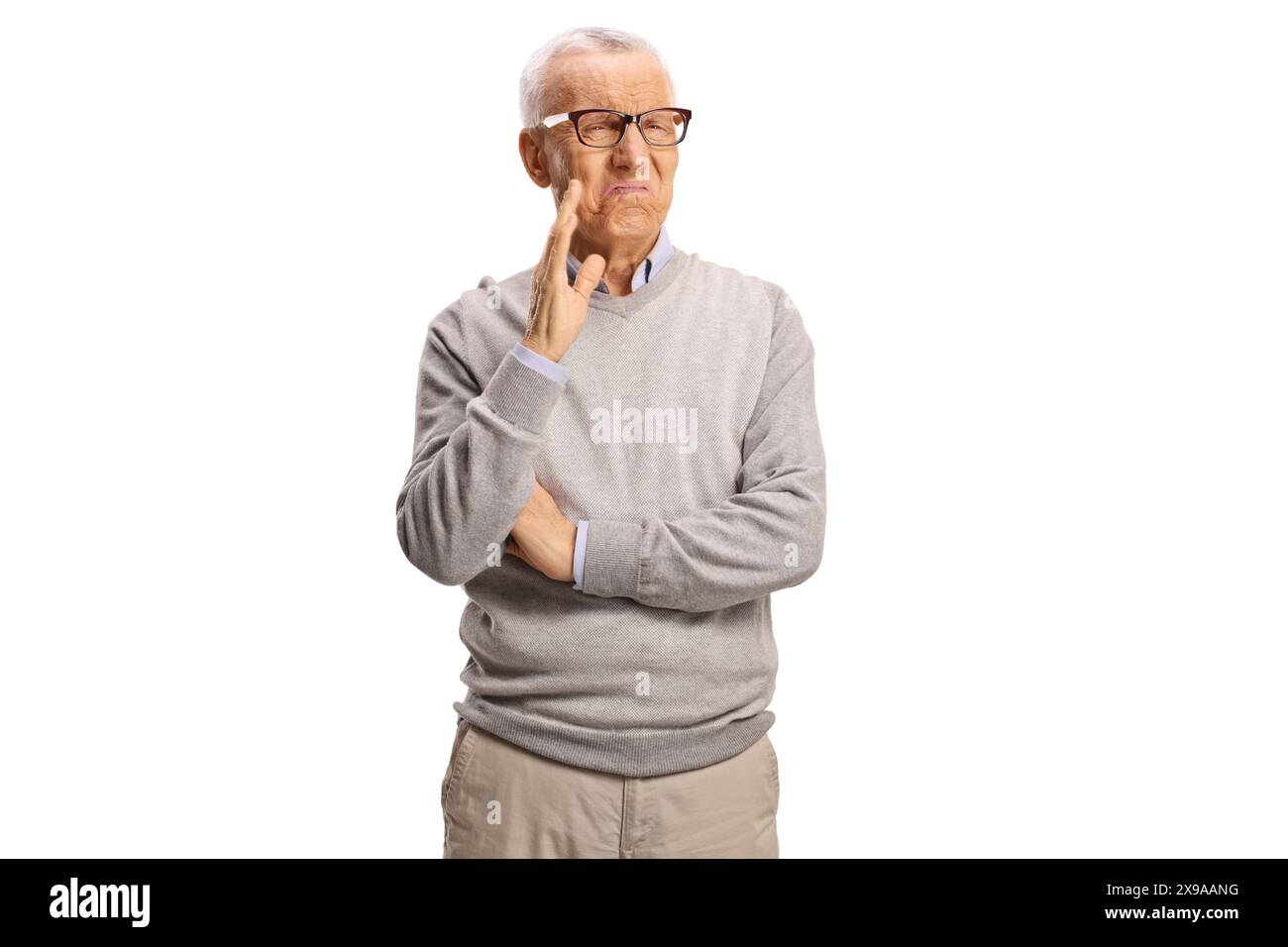 Angeekelter älterer Mann, der mit Hand isoliert auf weißem Hintergrund gestickt wird Stockfoto