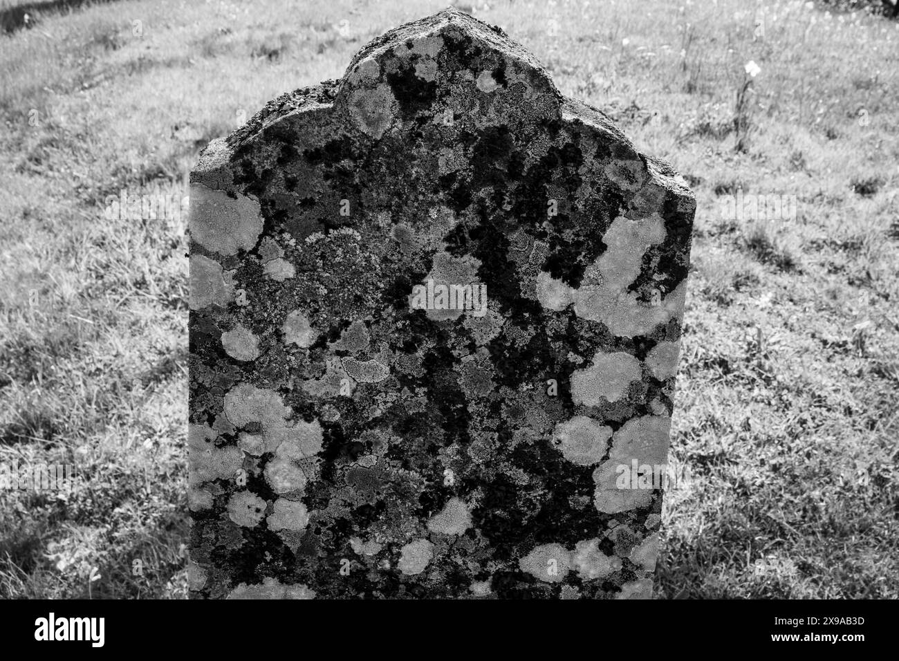 ALTER GRABSTEIN, LUMPARLAND KIRCHE, LUMPARBY, Åland: Ein alter Grabstein in der schönen traditionellen nordischen Lumparland Kirche (auf Schwedisch Lumparlands kapellkyrka genannt) in Lumparby, Lumparland, Åland, Ostsee Finnland. Foto: Rob Watkins. INFO: Lumparland ist eine Gemeinde auf den Åland-Inseln in Finnland, die für ihre malerische Landschaft und ihr maritimes Erbe bekannt ist. Es bietet wunderschöne Küsten, üppige Wälder und historische Stätten, einschließlich der Kirche von Lumparland, was es zu einem bezaubernden Reiseziel für Natur- und Geschichtsliebhaber macht. Stockfoto