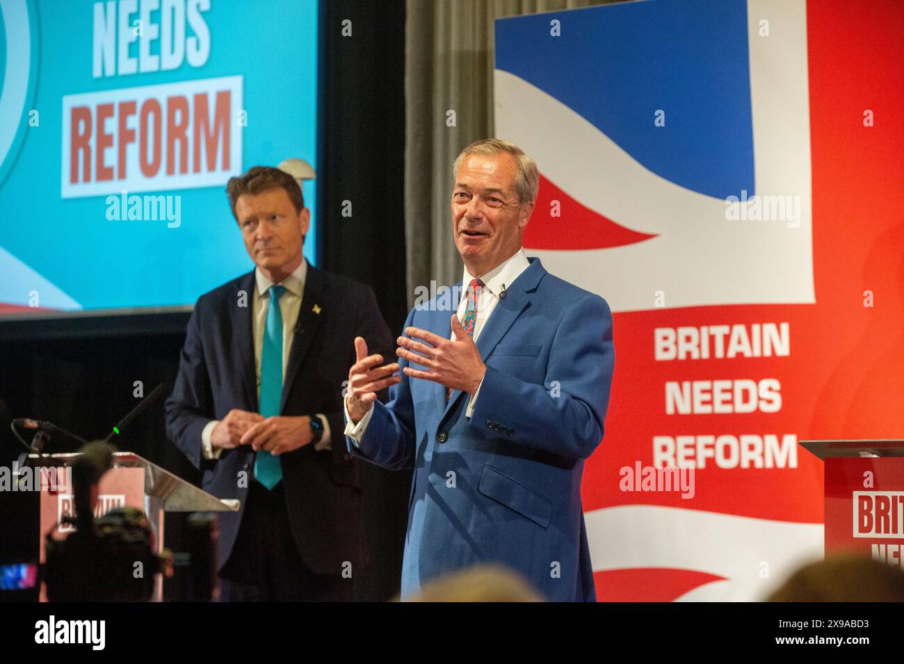 London, England, Großbritannien. 30. Mai 2024. NIGEL FARAGE (R) und RICHARD TICE, der Vorsitzende der Reform UK, werden auf einer Pressekonferenz in der Glaziers Hall die neue Einwanderungspolitik der Partei ankündigen. (Kreditbild: © Tayfun Salci/ZUMA Press Wire) NUR REDAKTIONELLE VERWENDUNG! Nicht für kommerzielle ZWECKE! Stockfoto