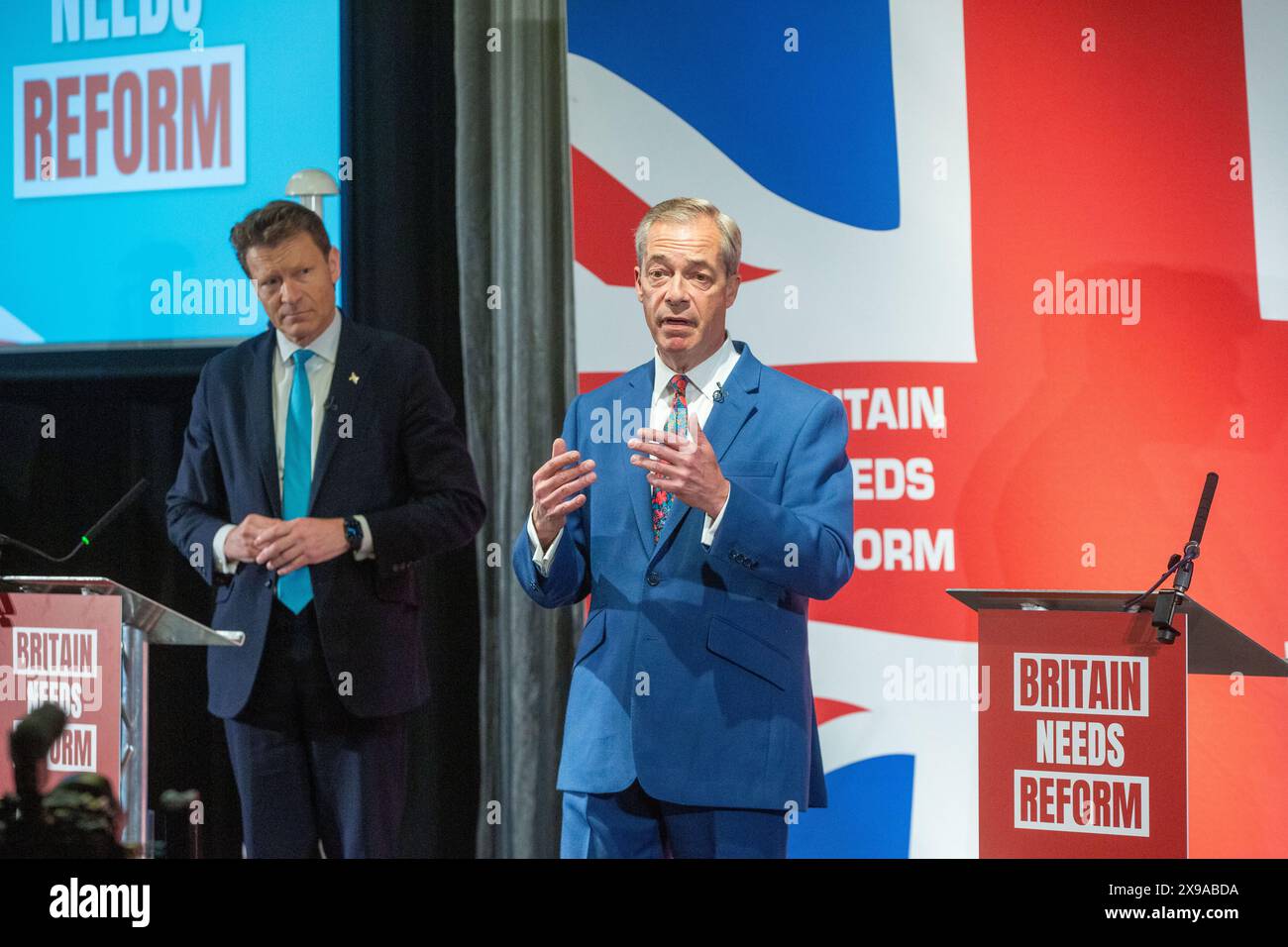 London, England, Großbritannien. 30. Mai 2024. NIGEL FARAGE (R) und RICHARD TICE, der Vorsitzende der Reform UK, werden auf einer Pressekonferenz in der Glaziers Hall die neue Einwanderungspolitik der Partei ankündigen. (Kreditbild: © Tayfun Salci/ZUMA Press Wire) NUR REDAKTIONELLE VERWENDUNG! Nicht für kommerzielle ZWECKE! Stockfoto