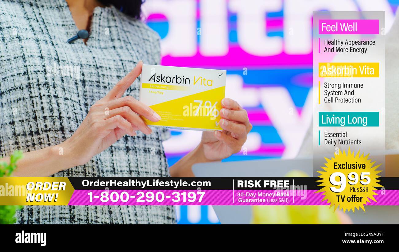 TV Show Produkt-Infomercial: Professional Picks up präsentiert Paket mit Health Care Medical Vitamin Supplements. Präsentation Von Schönheitsprodukten. Wiedergabe Von Werbespots Im Fernsehen Stockfoto