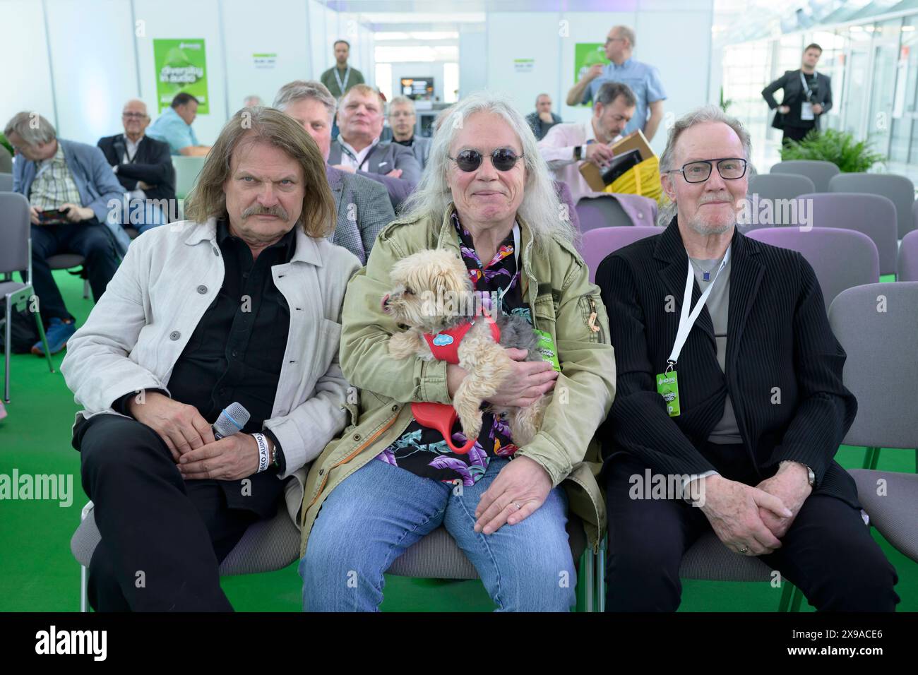 Leslie Mandoki, Tony Carey und John Helliwell bei der Pressekonferenz anlässlich der Veröffentlichung des Mandoki Soulmates Albums A Memory of Our Future - HIGH END 2024 - die international renommierte Audiomesse - im M.O.C., München am 10.05.2024 *** f l Leslie Mandoki, Tony Carey und John Helliwell bei der Pressekonferenz anlässlich der Veröffentlichung des Mandoki Soulmates Albums A Memory of Our Future HIGH END 2024 der international renommierten Audiomesse im M O C, München am 10 05 2024 Stockfoto