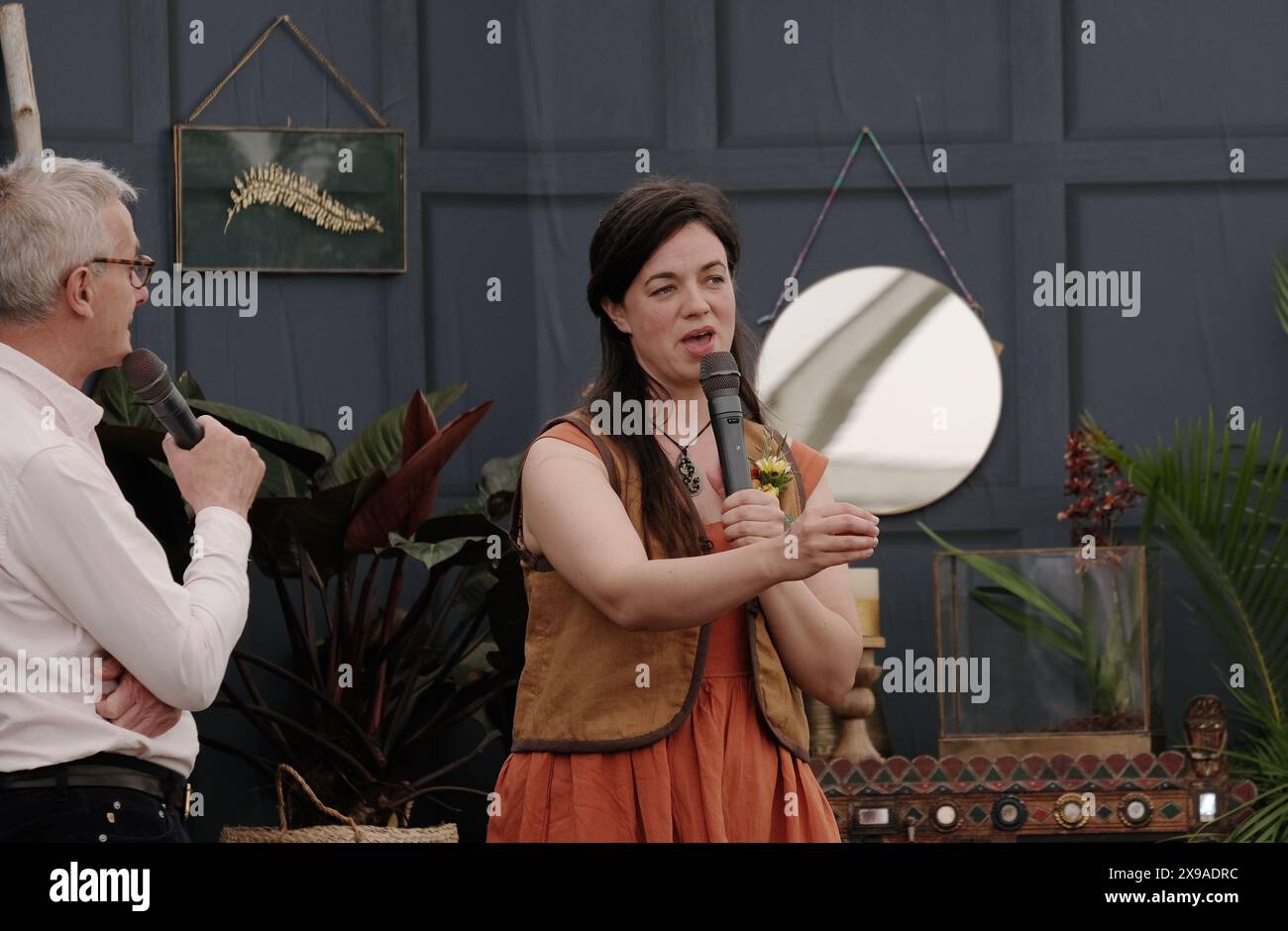 Sendeanstalt Frances Tophill spricht bei der jährlichen Blumenschau des Malvern Spring Festival in Worcestershire Stockfoto