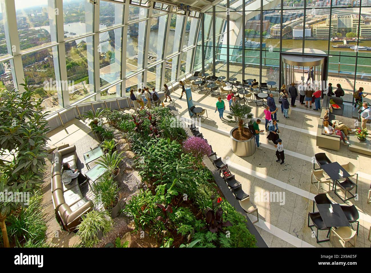 Sky Garden London „Walkie Talkie“-Wolkenkratzer, 155 m hohe Dachterrasse mit Gartenblick auf die Stadt vom unteren Restaurant Stockfoto