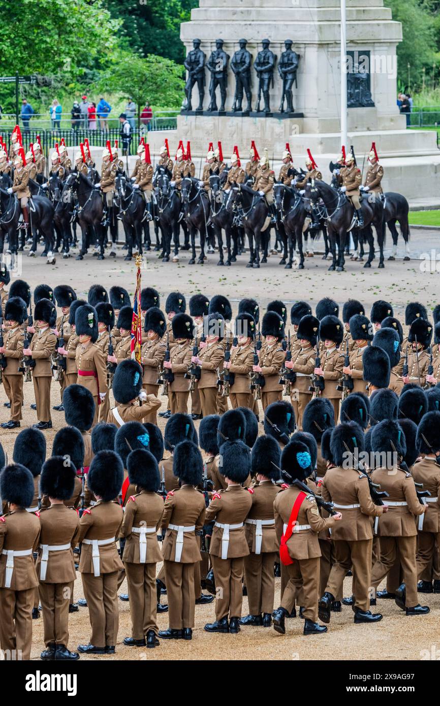 London, Großbritannien. 30. Mai 2024. Die Farben werden gesammelt und durch die anregenden Wächterregimenter marschiert – die Überprüfung der Household Division durch den Brigade Major (Lieutenant Colonel James Shaw), um zu überprüfen, ob die Truppen auf dem erforderlichen Standard sind, bevor sie bei den öffentlichen Bewertungen auftreten, die mit Trooping the Colour am 15. Juni gipfelten. Nummer 9 Kompanie, die irische Garde truppieren ihre Farben. Guy Bell/Alamy Live News Stockfoto