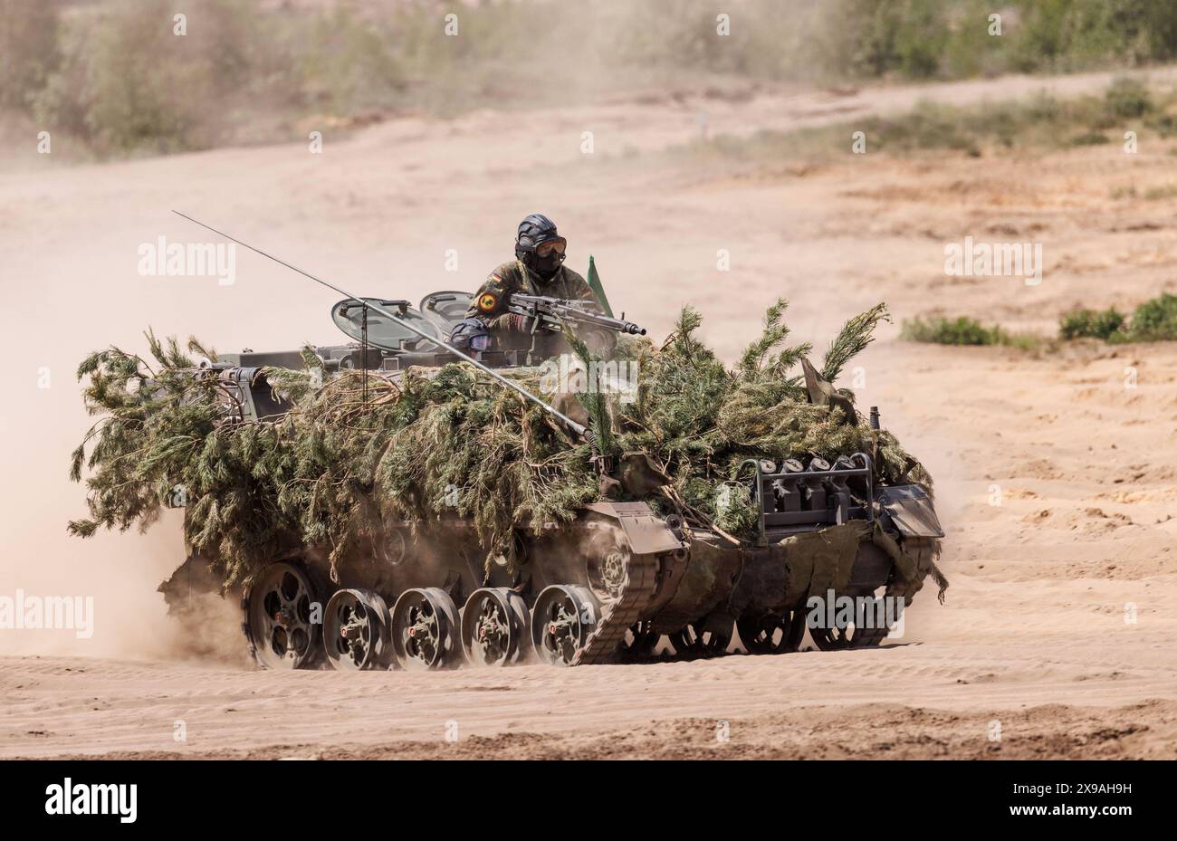 Ein deutscher Soldat auf einem Transportpanzer M113, aufgenommen waehrend des NATO-Grossmanoevers standhafter Verteidiger in Pabrade, 29.05.2024. Pabrade Litauen *** Ein deutscher Soldat auf einem gepanzerten Transportfahrzeug M113, fotografiert während des NATO Standfast Defender Großmanövers in Pabrade, 29 05 2024 Pabrade Litauen Copyright: xJulianexSonntagxphotothek.dex Stockfoto