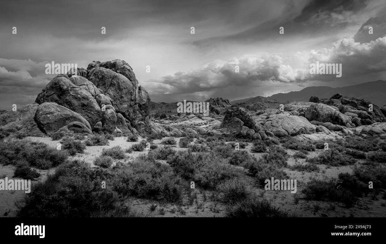 Schwarzweißfoto von Felsformationen in Alabama Hills. Die Alabama Hills sind eine einzigartige geologische Formation in der Nähe von Lone Pine, Kalifornien Stockfoto