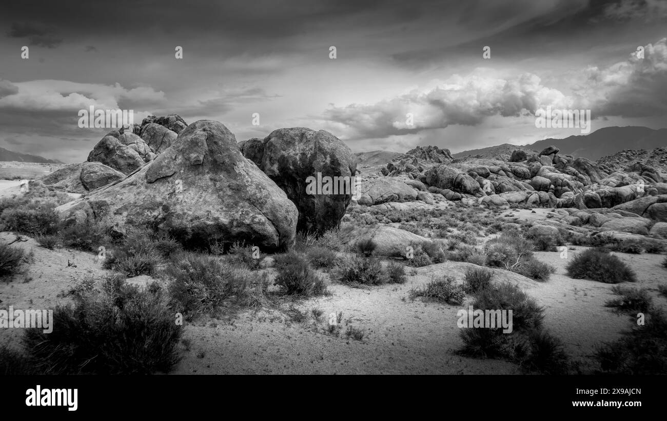 Schwarzweißfoto von Felsformationen in Alabama Hills. Die Alabama Hills sind eine einzigartige geologische Formation in der Nähe von Lone Pine, Kalifornien Stockfoto