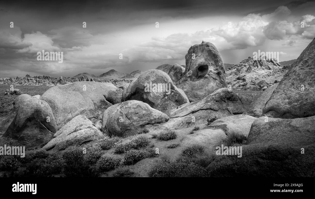 Schwarzweißfoto von Felsformationen in Alabama Hills. Die Alabama Hills sind eine einzigartige geologische Formation in der Nähe von Lone Pine, Kalifornien Stockfoto