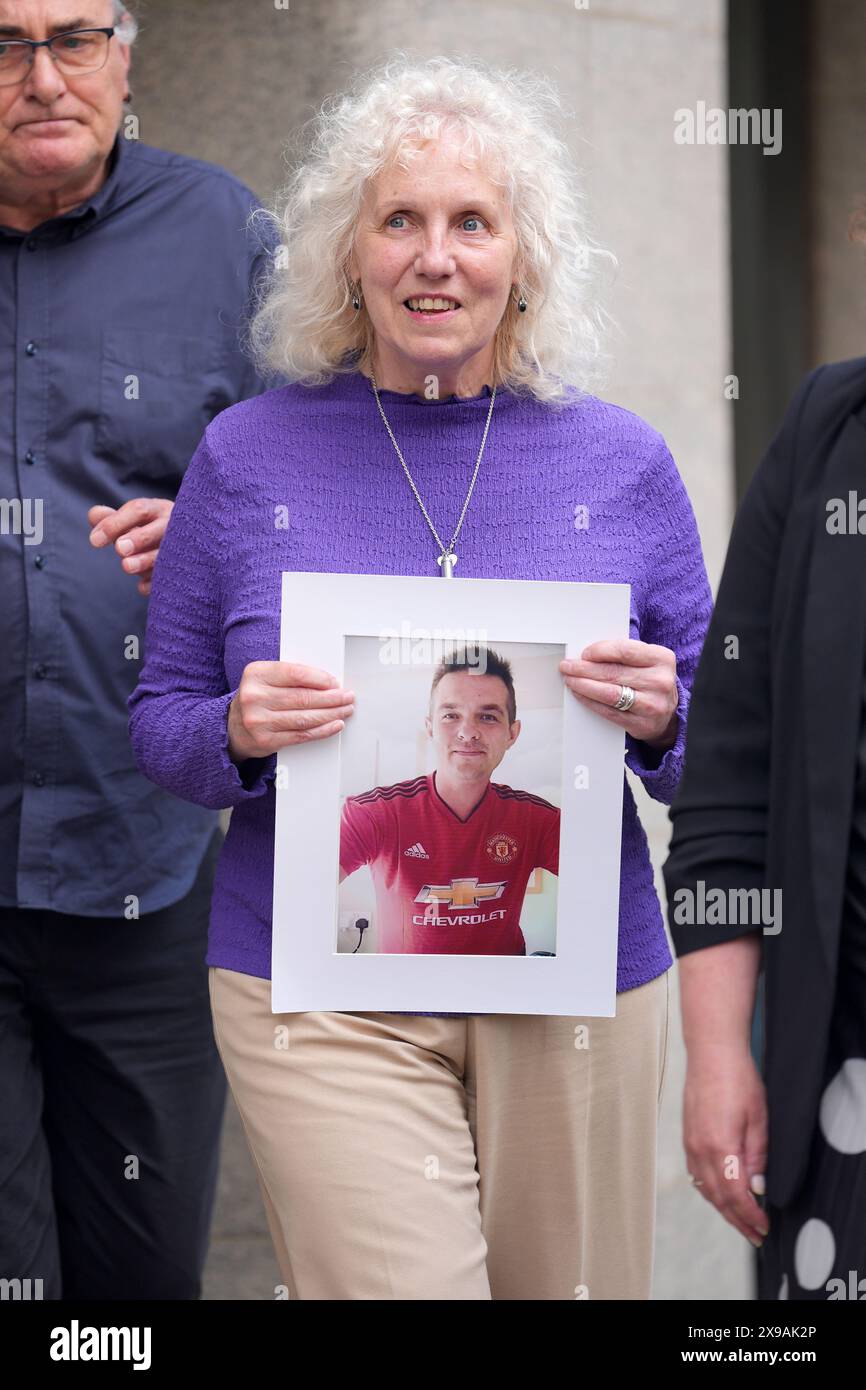 Yvonne Valentine, Mutter von Nicholas Billingham, hält ein Foto von ihrem Sohn, außerhalb des Old Bailey, London, nach der Verurteilung der Grundschullehrerin Fiona Beal für lebenslängliches Leben mit einer Mindeststrafe von 20 Jahren für den Mord an der 42-Jährigen. Beal, 50 Jahre alt, gab den Mord an Billingham im November 2021 in ihrem Haus in Northampton zu. Bilddatum: Donnerstag, 30. Mai 2024. Stockfoto