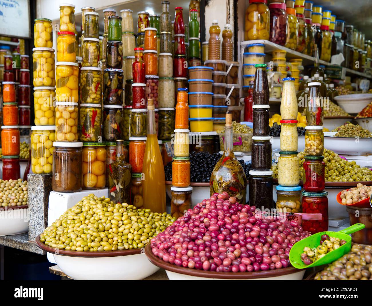 Märkte in Marokko mit den vertikalen Gefäßstapeln in den Geschäften. Oliven, Paprika, Gurken und Zitronen sowie anderes Gemüse und Obst. Olivenschalen Stockfoto