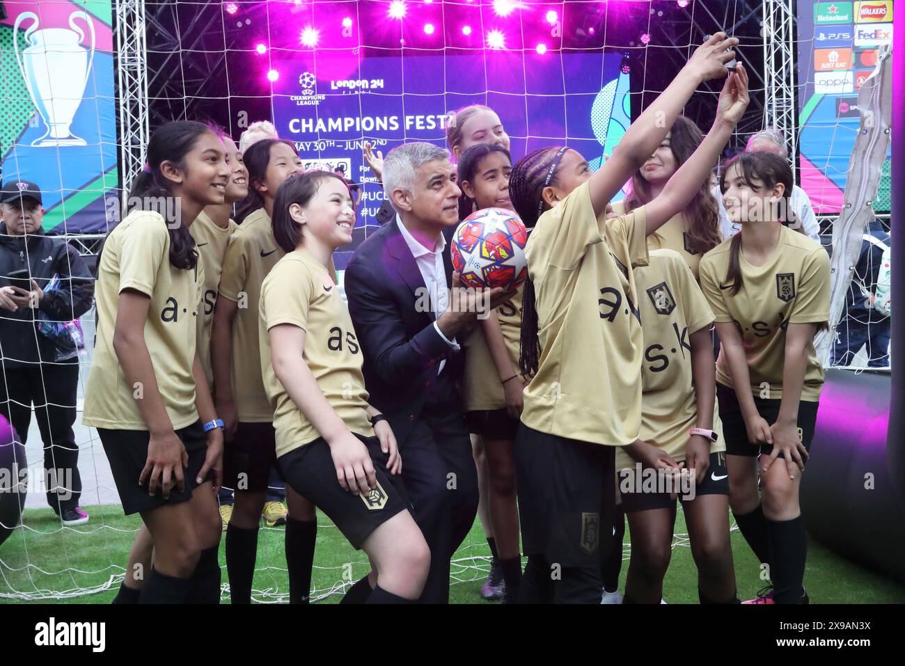 London, UK, 30. Mai 2024. Das UEFA Champions League Festival startete am Trafalgar Square mit Mikel John Obi, UEFA-Botschafter, der die Trophäe auf die Bühne brachte und der Londoner Bürgermeister Sadiq Khan sich an einem Kickabout beteiligte. Das Festival beginnt bis zum Finale am Samstag in Wembley zwischen Borussia Dortmund und Real Madrid. Kredit : Monica Wells/Alamy Live News Stockfoto