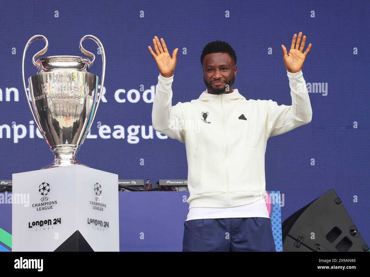 London, UK, 30. Mai 2024. Das UEFA Champions League Festival startete am Trafalgar Square mit Mikel John Obi, UEFA-Botschafter, der die Trophäe auf die Bühne brachte und der Londoner Bürgermeister Sadiq Khan sich an einem Kickabout beteiligte. Das Festival beginnt bis zum Finale am Samstag in Wembley zwischen Borussia Dortmund und Real Madrid. Kredit : Monica Wells/Alamy Live News Stockfoto