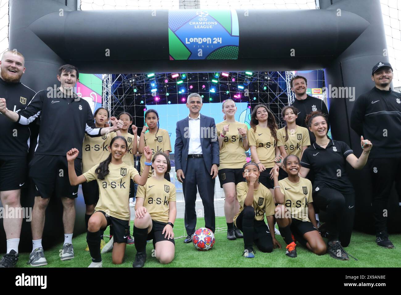 London, UK, 30. Mai 2024. Das UEFA Champions League Festival startete am Trafalgar Square mit Mikel John Obi, UEFA-Botschafter, der die Trophäe auf die Bühne brachte und der Londoner Bürgermeister Sadiq Khan sich an einem Kickabout beteiligte. Das Festival beginnt bis zum Finale am Samstag in Wembley zwischen Borussia Dortmund und Real Madrid. Kredit : Monica Wells/Alamy Live News Stockfoto