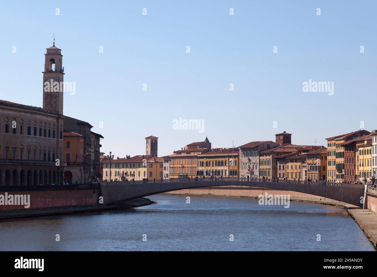 Pisa, Italien - März 31 2019: Der Palazzo Pretorio und sein Uhrenturm gegenüber der Ponte Di Mezzo über dem Fluss Arno. Stockfoto