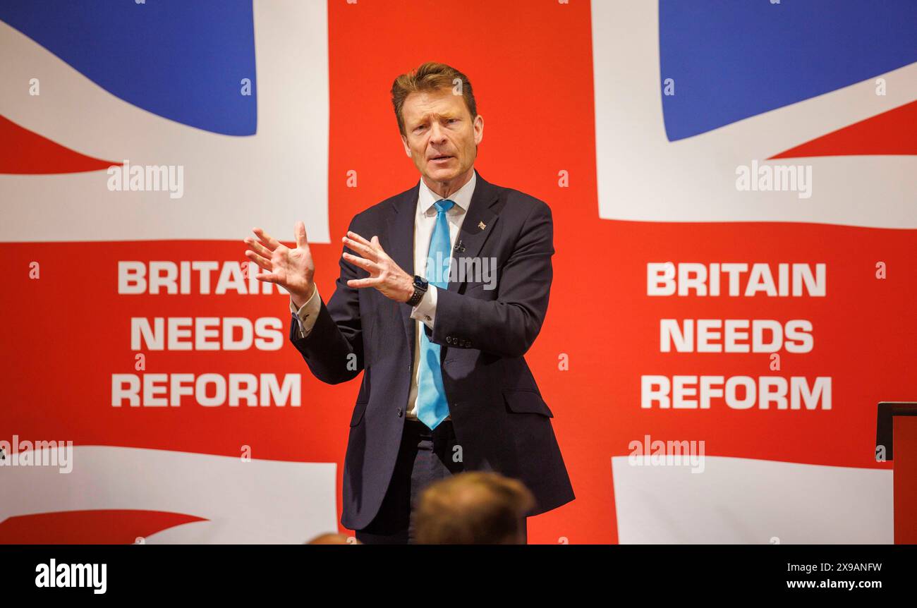 London, Großbritannien. 30. Mai 2024. RICHARD TICE Reform wird eine neue Arbeitgeberzuwanderungssteuer für Unternehmen einführen, die ausländische Arbeitnehmer statt britischer Staatsbürger beschäftigen. NIGEL FARAGE, Ehrenpräsident der Reform UK und RICHARD TICE, Vorsitzender der Reform UK bei einer Pressekonferenz in der Glaziers Hall, bei der sie die neue Einwanderungspolitik der Reform Party ankündigten. Credit: Mark Thomas/Alamy Live News Stockfoto