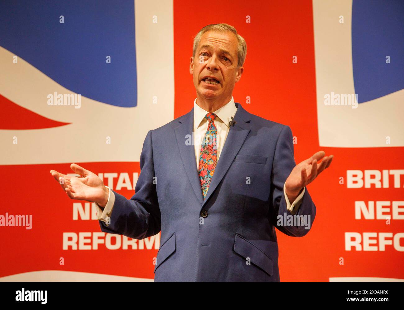 London, Großbritannien. 30. Mai 2024. NIGEL FARAGE Reform wird eine neue Arbeitgebersteuer für Unternehmen einführen, die ausländische Arbeitnehmer statt britischer Staatsbürger beschäftigen. NIGEL FARAGE, Ehrenpräsident der Reform UK und RICHARD TICE, Leiter der Reform UK bei einer Pressekonferenz in der Glaziers Hall, bei der die Reform PartyÕs neue Einwanderungspolitik bekannt gegeben wurde. Credit: Mark Thomas/Alamy Live News Stockfoto