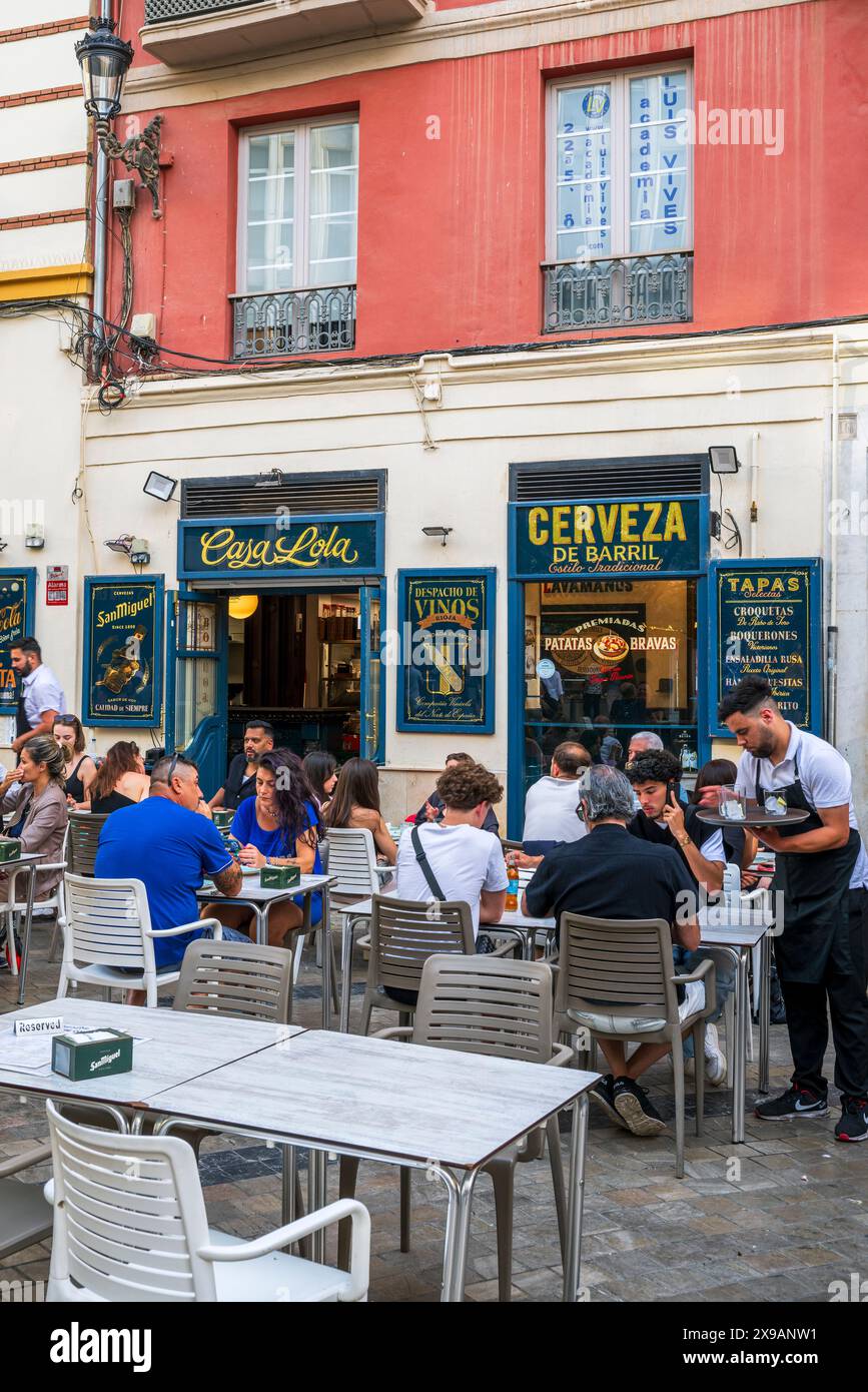 Bar-Restaurant im Freien in der Altstadt von Malaga, Andalusien, Spanien Stockfoto