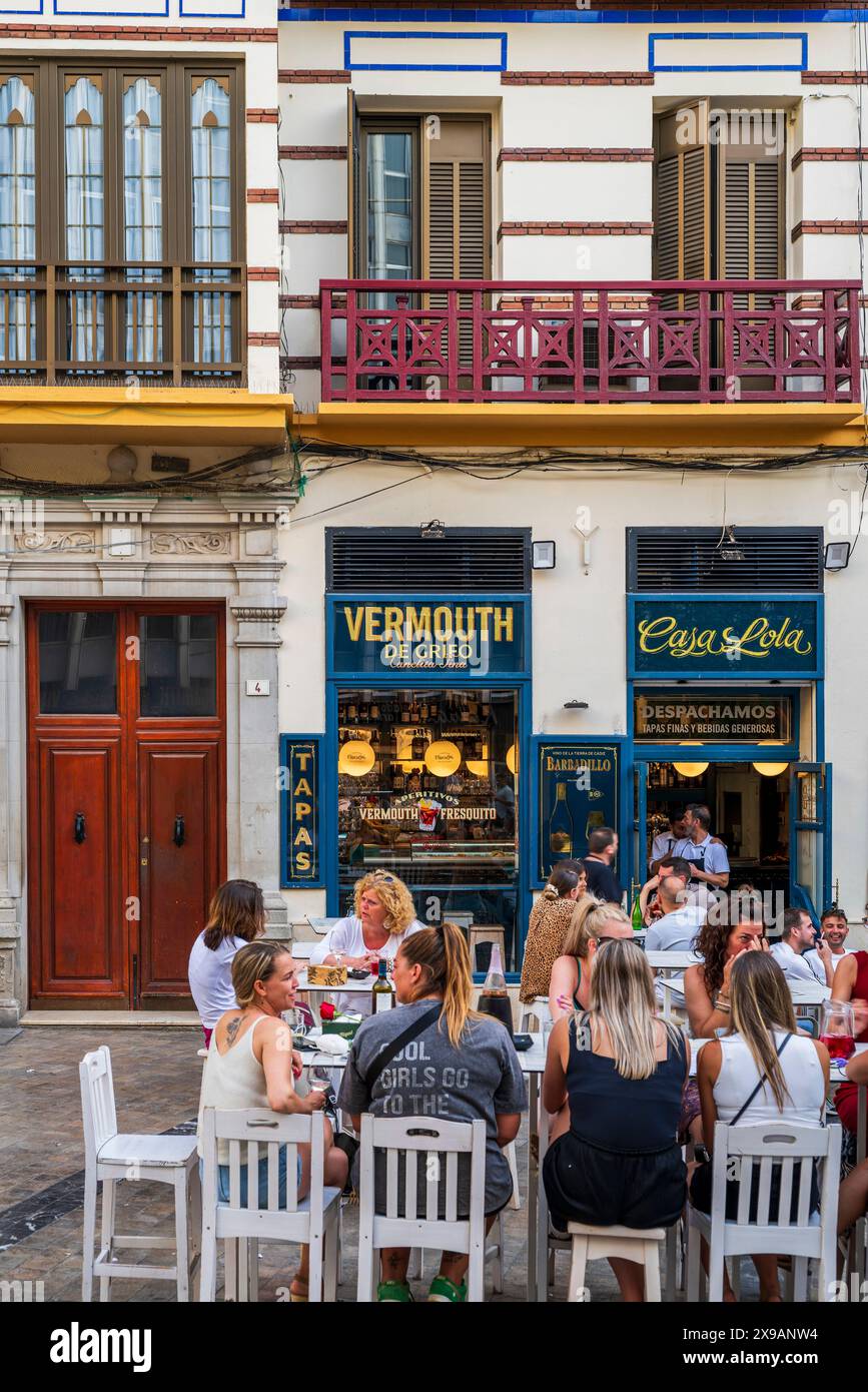 Bar-Restaurant im Freien in der Altstadt von Malaga, Andalusien, Spanien Stockfoto