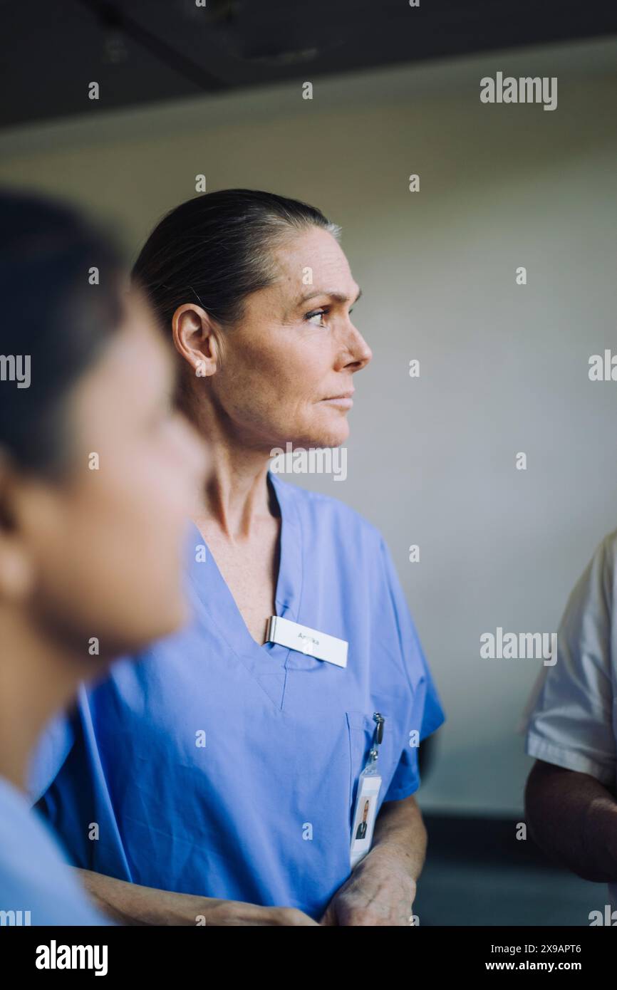 Ärztin in blauem Peeling mit Kollege im Krankenhaus Stockfoto