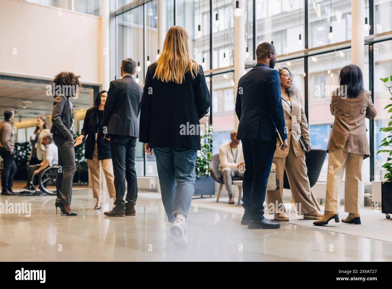 Gruppe von Geschäftsleuten, die während des Seminars im Convention Center in der Lobby stehen Stockfoto