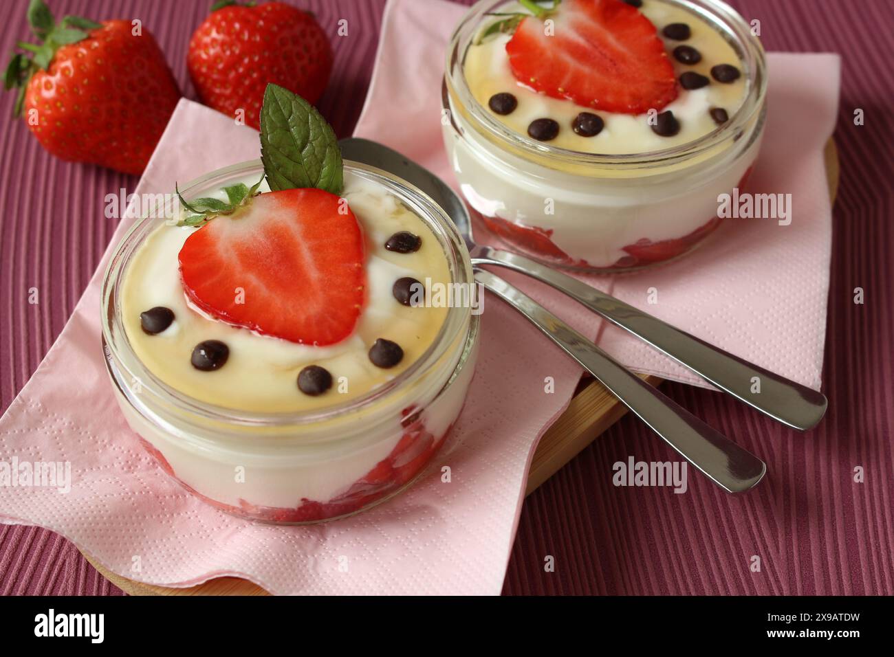 Erdbeer- und Honig-Joghurt Mascarpone-Dessert Stockfoto
