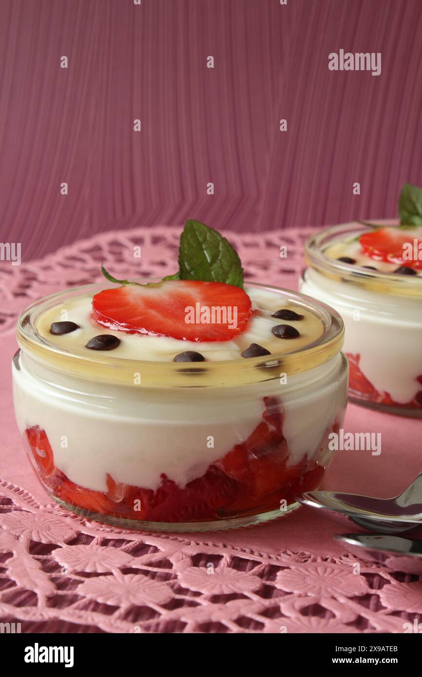 Erdbeer- und Honig-Joghurt Mascarpone-Dessert Stockfoto