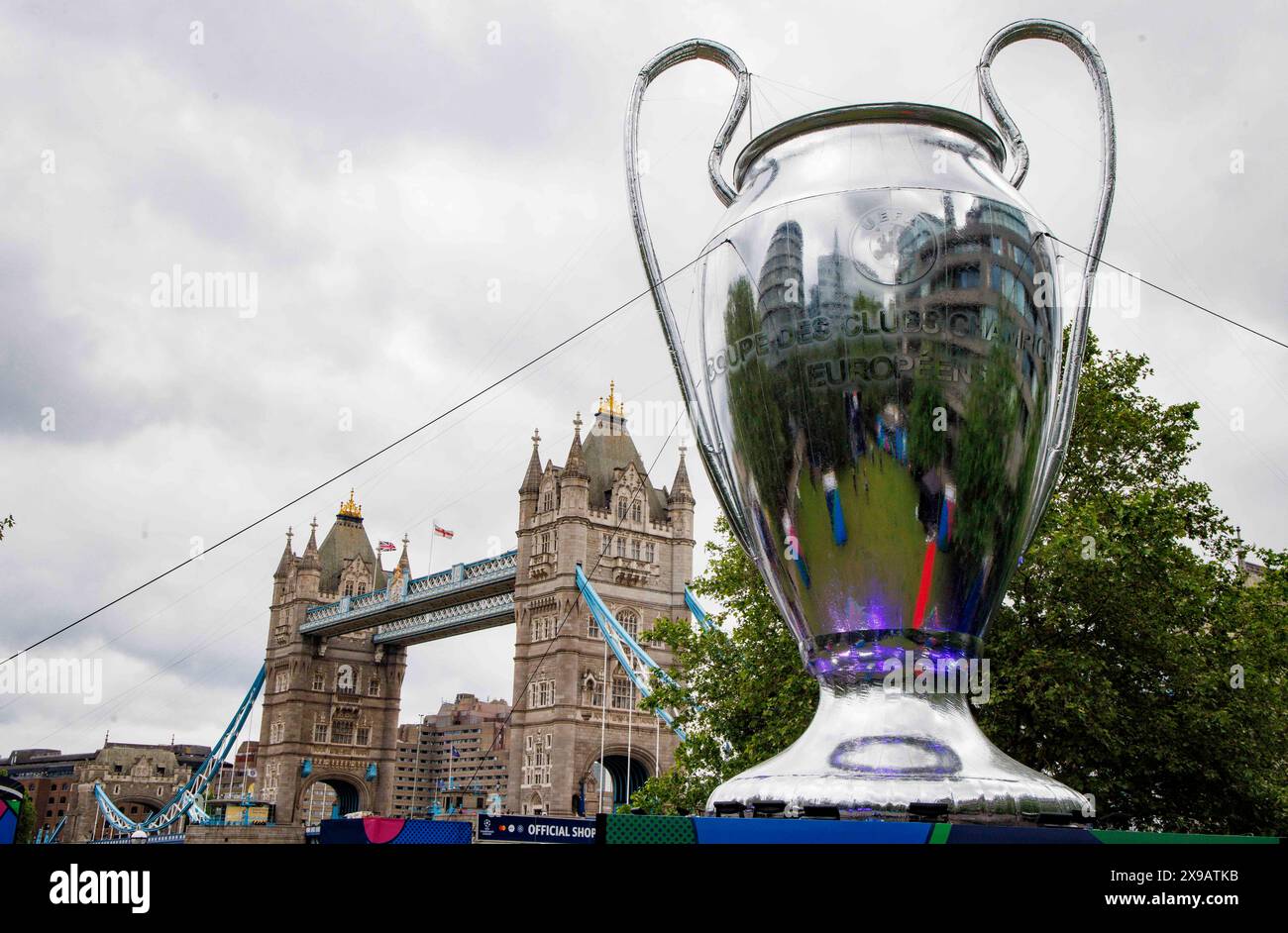 London, Großbritannien. 30. Mai 2024. Champions League Fanzone bei Potters Fields neben der Tower Bridge. Eine riesige Nachbildung der Champions League-Trophäe ist das Herzstück des fanzone-Spiels, das am Samstag um 20:00 Uhr im Wembley Stadioum beginnt. Das Finale findet zwischen Borussia Dortmund und Real Madrid statt. Eine 1968/1969 eingeführte Regel besagt, dass der Pokal Eigentum eines jeden Vereins wird, der die Trophäe fünf- oder dreimal hintereinander gewinnt. Quelle: Mark Thomas/Alamy Live News Stockfoto