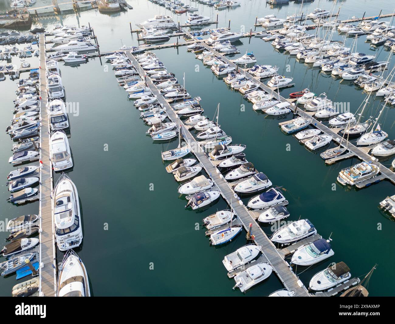 Luftaufnahme des Hafens von Torquay und der Marina mit Yachten und Booten, die in Reihen vertäut sind. Stockfoto