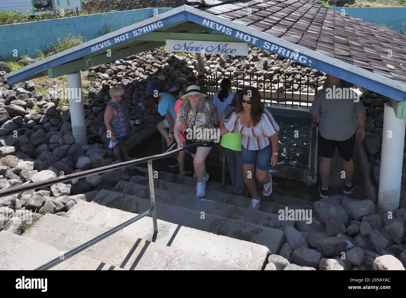 Heiße Quellen auf der karibischen Insel Nevis, wo die Menschen ihre Füße in das „beruhigende Wasser“ tauchen. Stockfoto