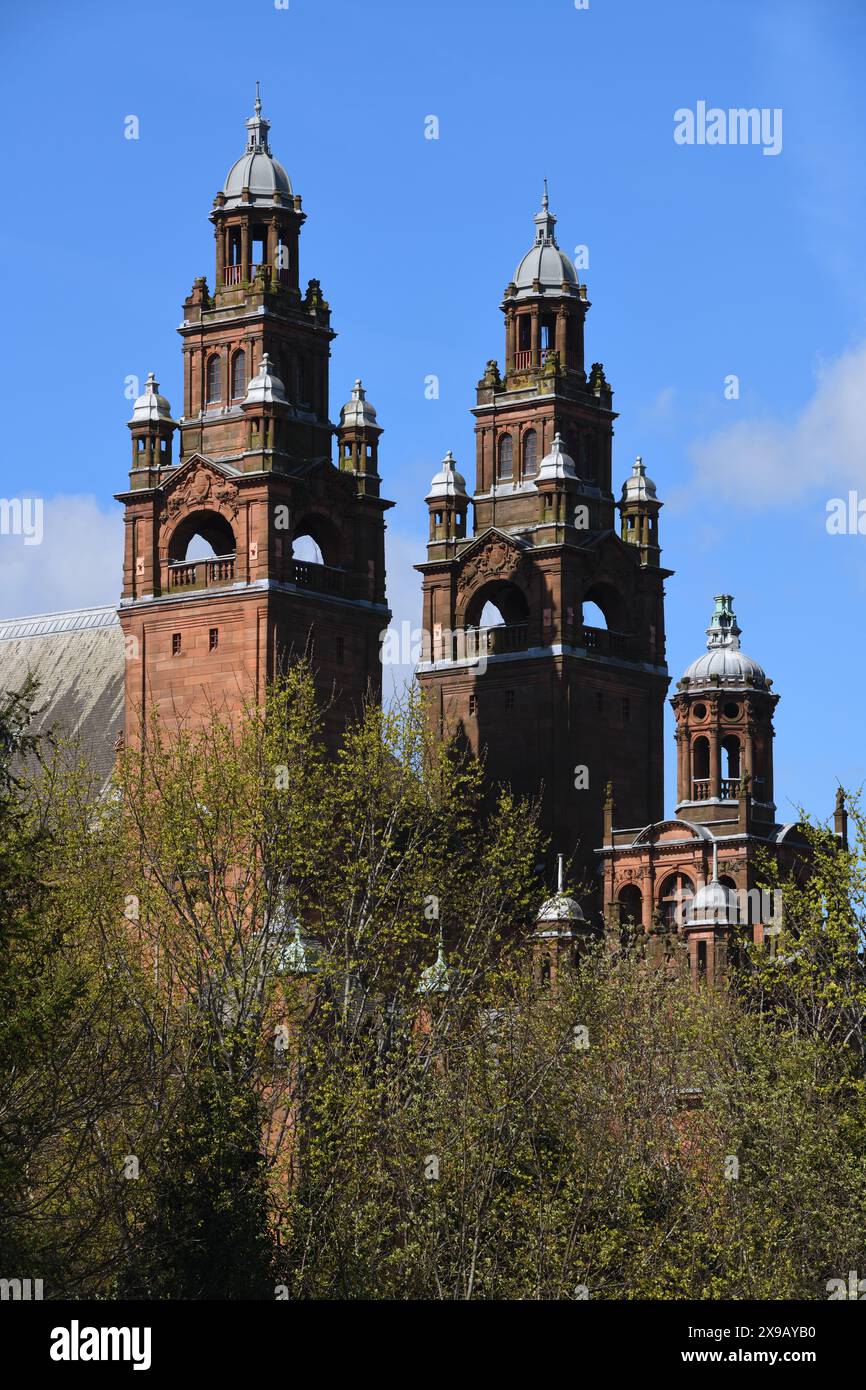 Die zwei Türme der Kelvingrove Kunstgalerie und Museum, die eine kostenlose Besucherattraktion in Glasgow, Schottland, ist. Stockfoto