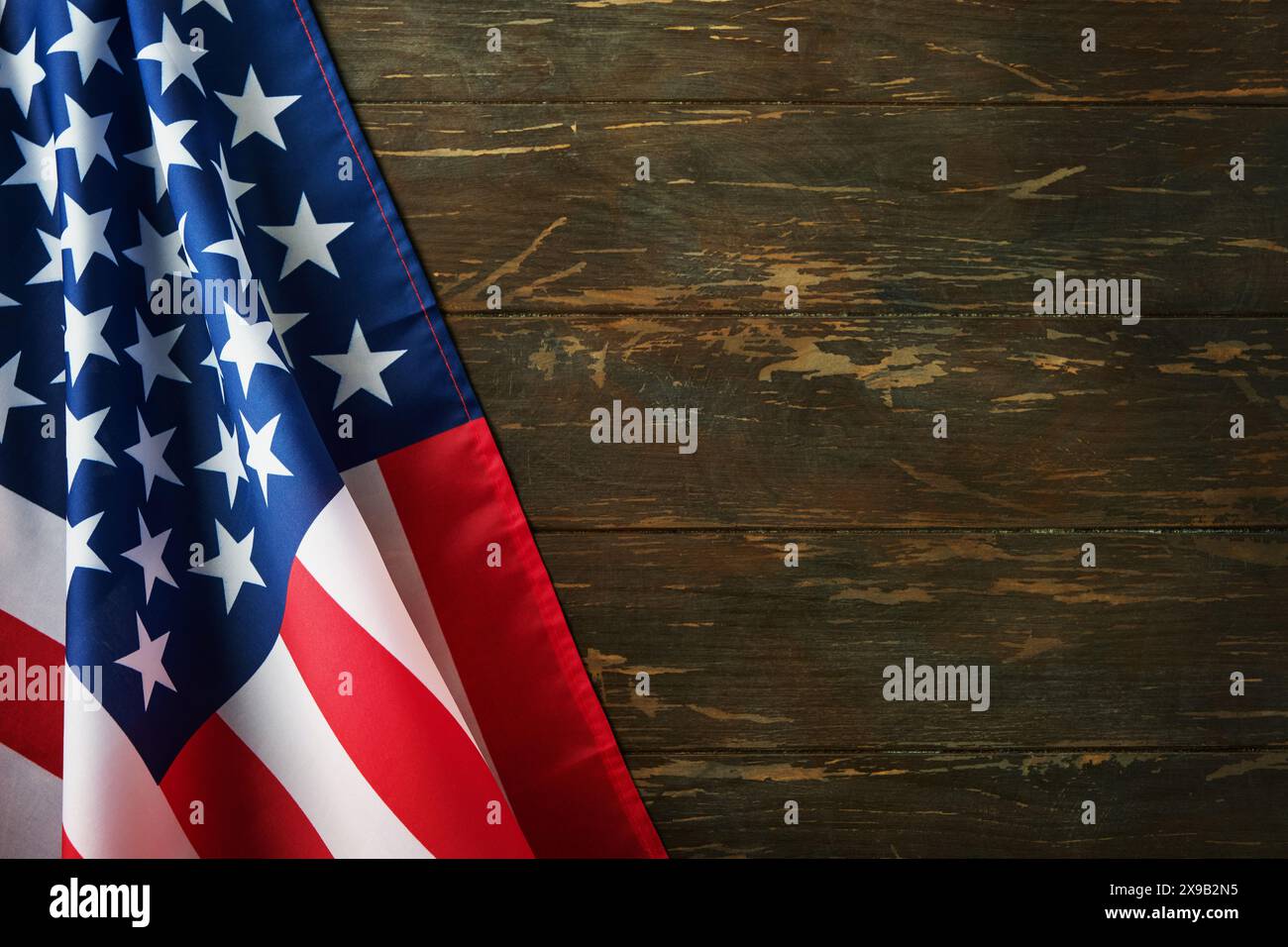 Hintergrund: 4. Juli. Leerer alter Holztisch mit amerikanischer US-Flagge. Tag Der Nationalen Flagge. Happy Labor, Independence oder Presidents Day. Amerikanisch Stockfoto