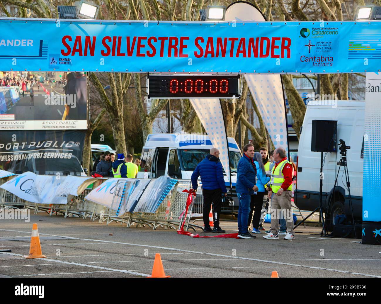 Start- und Timing-Uhr für den San Silvestre Silvestre Benefizlauf Sardinero Santander Cantabria Spanien Stockfoto