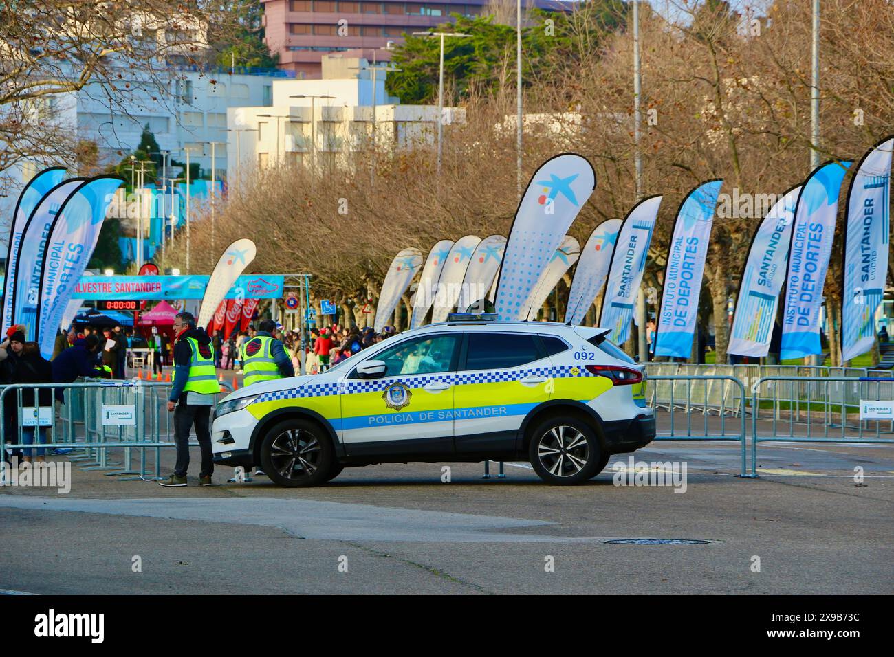 Polizeiauto parkte zu Beginn der San Silvestre Wohltätigkeitsorganisation an Silvester Sardinero Santander Cantabria Spanien Stockfoto