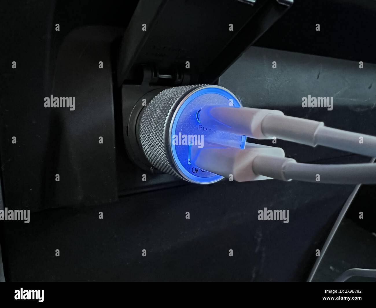 Usa. 20. Januar 2022. Autoladegerät der Marke Veetone, angeschlossen an den Zubehöranschluss, Lafayette, Kalifornien, 20. Januar 2022. Foto mit freundlicher Genehmigung von Tech Trends. (Foto: Gado/Sipa USA) Quelle: SIPA USA/Alamy Live News Stockfoto