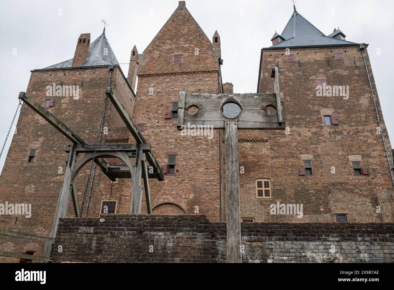 Pranger enthält mittelalterliche Foltergeräte im Schloss Slot Loevestein. Historisches Gebäude, das vom Militär als Basis sowie als Staatsgefängnis genutzt wurde Stockfoto