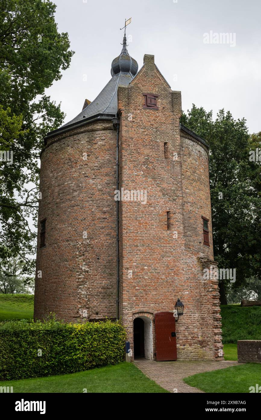 Slot Loevestein Munitionslager im Schloss Fort. Das mittelalterliche Gebäude, das vom Militär als Stützpunkt sowie als Staatsgefängnis genutzt wird, ist heute ein Museum Stockfoto