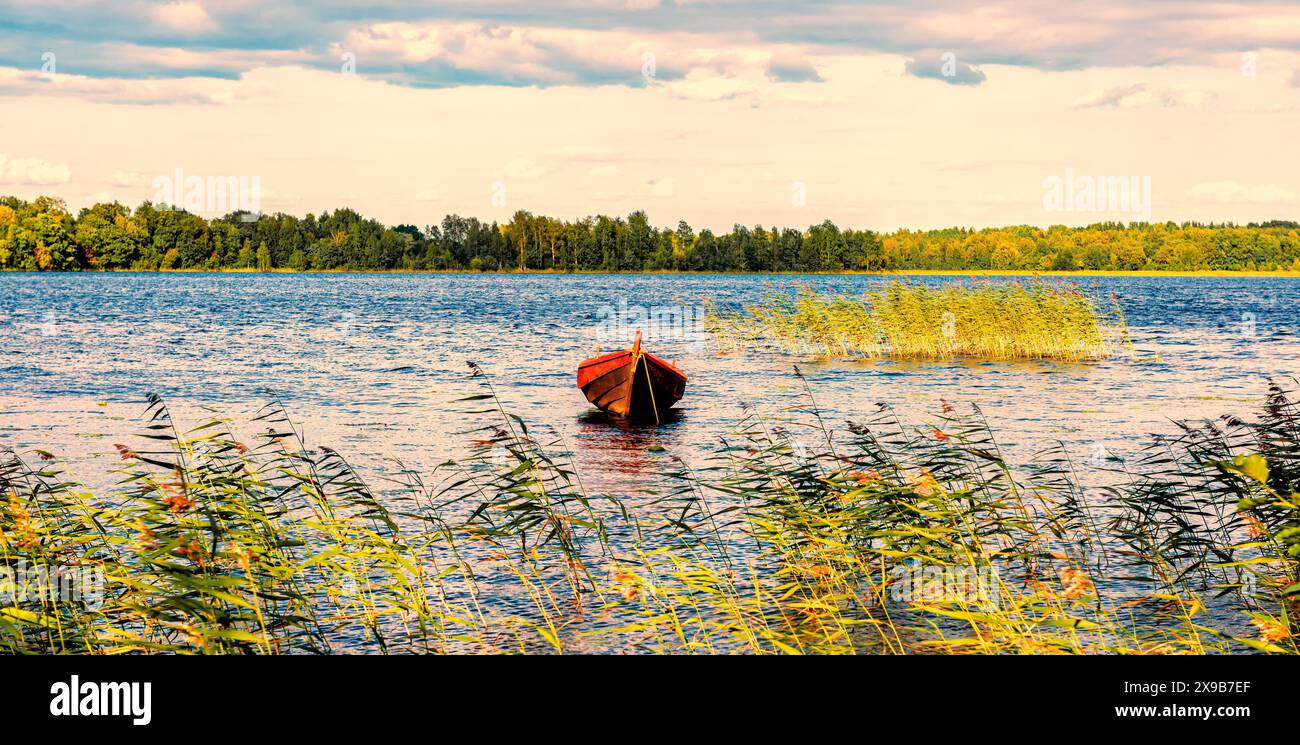 Abendliche Landschaft des Lake Onega mit einem Boot auf dem Wasser Stockfoto